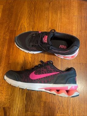 Nike Reax Sneaker - size girls 6